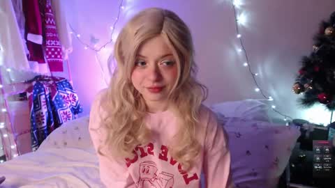 Snapshot of katie_deville chatting on December 19, 12:06 am Katie Deville online show from December 19, 12:06 am