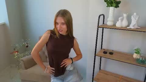 Snapshot of katie_hawkins chatting on July 2, 11:27 am Mary online show from July 2, 11:27 am