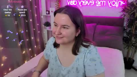 Snapshot of katyaneilson chatting on December 17, 5:13 am Kate online show from December 17, 5:13 am