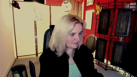 Snapshot of katybriggs chatting on June 5, 6:52 am Katy online show from June 5, 6:52 am