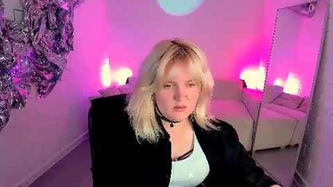 Snapshot of katybriggs chatting on June 17, 5:10 am Katy online show from June 17, 5:10 am