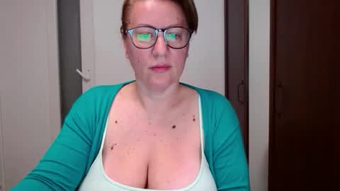 Snapshot of katynextdoor chatting on November 17, 3:45 am Katy online show from November 17, 3:45 am