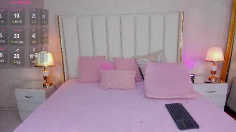kayladavies_ online show from June 26, 8:35 pm