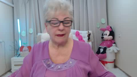 kaylesmoll online show from April 1, 6:38 pm