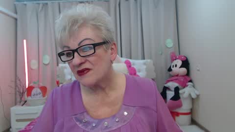 kaylesmoll online show from April 8, 7:03 pm