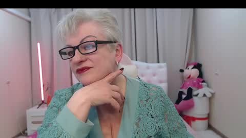 kaylesmoll online show from April 17, 7:06 pm