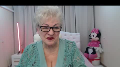 kaylesmoll online show from April 21, 7:06 pm