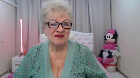 kaylesmoll online show from April 24, 6:54 pm
