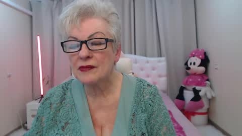 kaylesmoll online show from April 28, 2:27 am