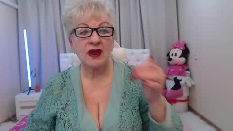 Snapshot of kaylesmoll chatting on May 2, 6:35 pm kaylesmoll online show from May 2, 6:35 pm