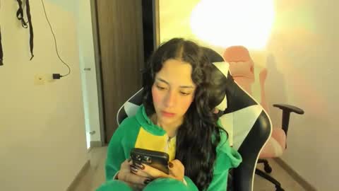 Snapshot of kaylie_xxx chatting on November 18, 11:03 am kaylie online show from November 18, 11:03 am