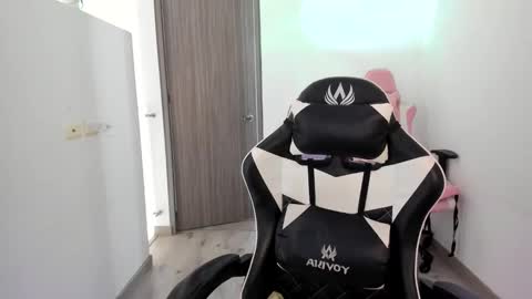 Snapshot of kaylie_xxx chatting on December 4, 5:10 pm kaylie online show from December 4, 5:10 pm