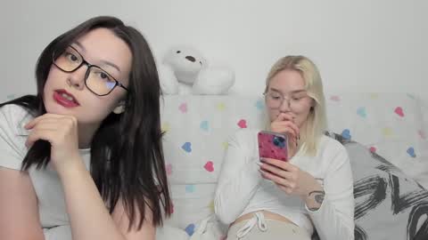 Snapshot of kebesheska chatting on December 16, 12:06 pm Seb Polly Roxy Jonny online show from December 16, 12:06 pm