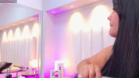 Snapshot of keily_ross1 chatting on June 6, 7:40 pm Keily Ross online show from June 6, 7:40 pm