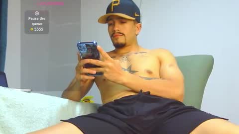 Snapshot of keivid_2303 chatting on May 3, 1:22 am david online show from May 3, 1:22 am