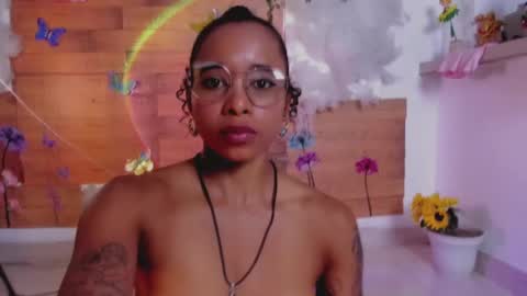 Snapshot of kelly__thomson chatting on December 14, 12:44 am kelly__thomson online show from December 14, 12:44 am
