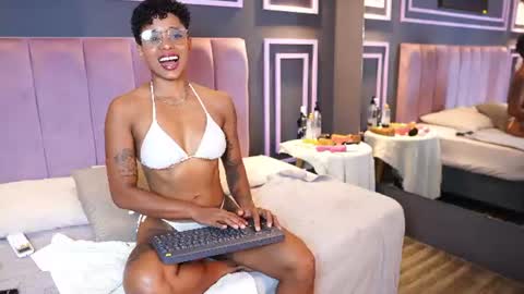 Snapshot of kelly__thomson chatting on June 9, 1:01 pm kelly__thomson online show from June 9, 1:01 pm