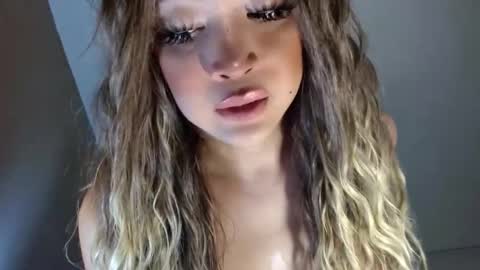 its me KELLY online show from June 10, 12:04 pm