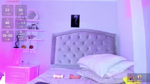 Snapshot of kellymillian_ chatting on December 7, 7:43 pm kellyMillian online show from December 7, 7:43 pm