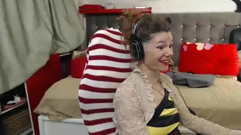 kelly online show from November 9, 10:30 pm