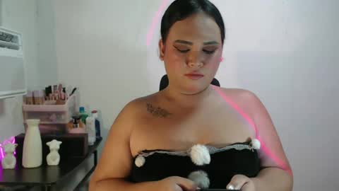 KELLY MCDOLEN online show from May 23, 5:50 pm