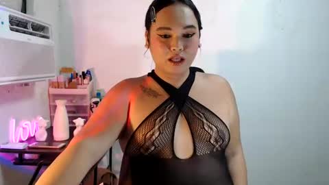 KELLY MCDOLEN online show from July 26, 1:40 pm