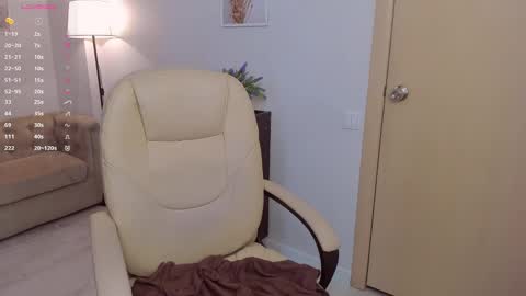 Snapshot of kellystarlight chatting on February 11, 10:37 am Kelly online show from February 11, 10:37 am