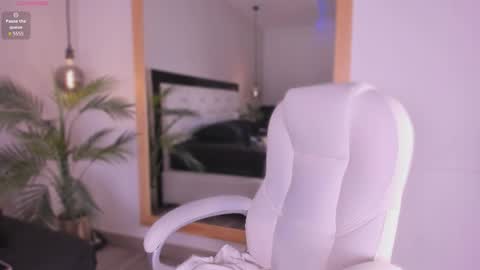 Snapshot of kendall__blake chatting on October 25, 12:02 pm online show from October 25, 12:02 pm