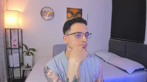 Snapshot of kendel_dimitri chatting on June 18, 3:07 am kendel_dimitri online show from June 18, 3:07 am