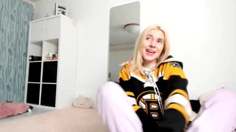 Snapshot of kenziedawton chatting on December 6, 4:58 am Kenzie online show from December 6, 4:58 am