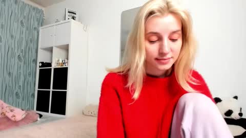 Snapshot of kenziedawton chatting on December 15, 5:13 am Kenzie online show from December 15, 5:13 am