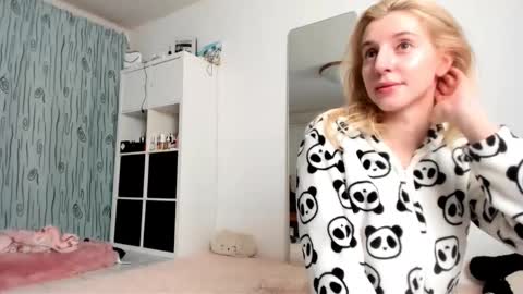 Snapshot of kenziedawton chatting on January 11, 5:20 am Kenzie online show from January 11, 5:20 am