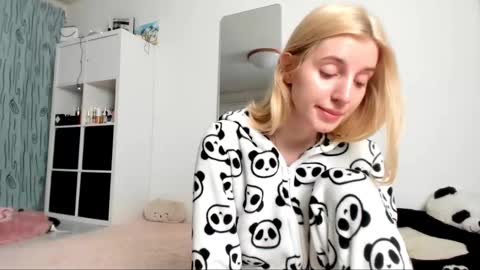 Snapshot of kenziedawton chatting on January 13, 5:01 am Kenzie online show from January 13, 5:01 am