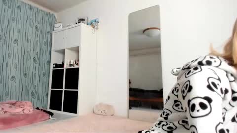 Snapshot of kenziedawton chatting on January 19, 5:05 am Kenzie online show from January 19, 5:05 am