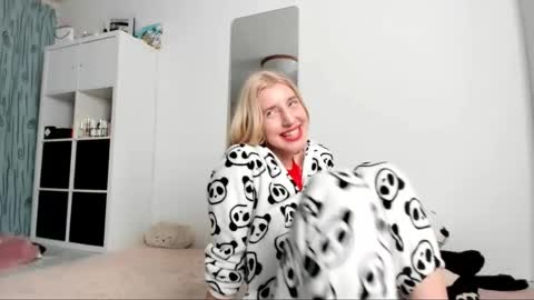 Snapshot of kenziedawton chatting on January 24, 4:59 am Kenzie online show from January 24, 4:59 am