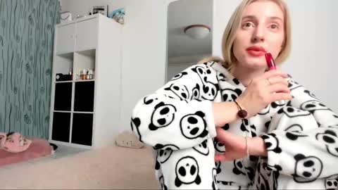 Snapshot of kenziedawton chatting on January 26, 5:02 am Kenzie online show from January 26, 5:02 am