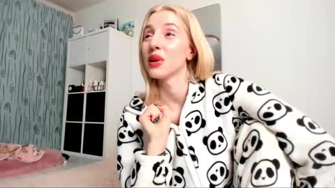 Snapshot of kenziedawton chatting on January 27, 5:14 am Kenzie online show from January 27, 5:14 am