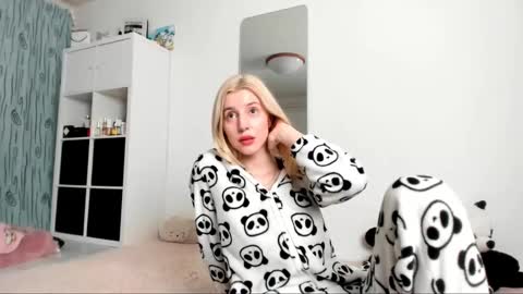 Snapshot of kenziedawton chatting on January 31, 5:19 am Kenzie online show from January 31, 5:19 am