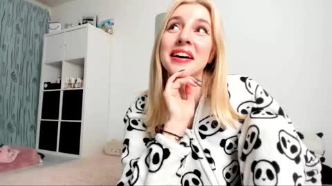 Snapshot of kenziedawton chatting on February 3, 5:29 am Kenzie online show from February 3, 5:29 am