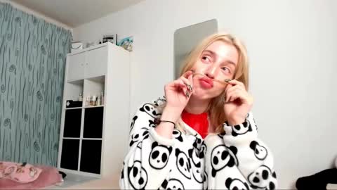 Snapshot of kenziedawton chatting on February 8, 5:29 am Kenzie online show from February 8, 5:29 am