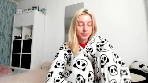 Snapshot of kenziedawton chatting on February 22, 5:34 am Kenzie online show from February 22, 5:34 am