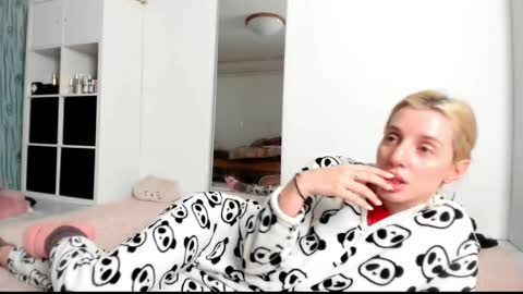 Snapshot of kenziedawton chatting on February 24, 6:16 am Kenzie online show from February 24, 6:16 am