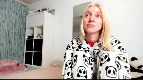 Snapshot of kenziedawton chatting on February 27, 5:02 am Kenzie online show from February 27, 5:02 am