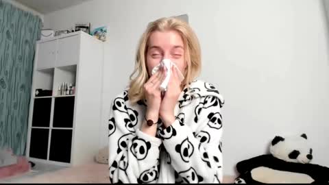 Snapshot of kenziedawton chatting on March 2, 7:32 am Kenzie online show from March 2, 7:32 am