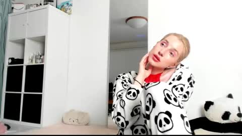 Snapshot of kenziedawton chatting on March 8, 6:54 am Kenzie online show from March 8, 6:54 am