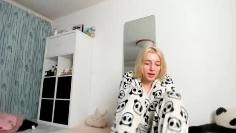 Snapshot of kenziedawton chatting on October 9, 6:11 am Kenzie online show from October 9, 6:11 am