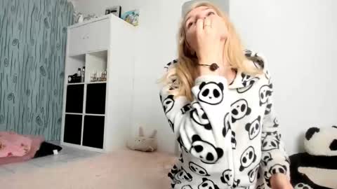 Snapshot of kenziedawton chatting on October 11, 6:12 am Kenzie online show from October 11, 6:12 am