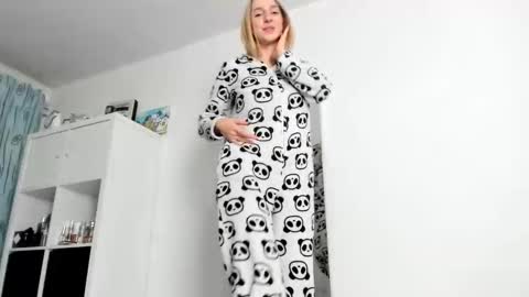 Snapshot of kenziedawton chatting on October 25, 3:47 am Kenzie online show from October 25, 3:47 am