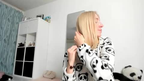 Snapshot of kenziedawton chatting on October 25, 6:02 pm Kenzie online show from October 25, 6:02 pm