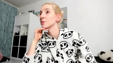 Snapshot of kenziedawton chatting on November 9, 4:22 am Kenzie online show from November 9, 4:22 am